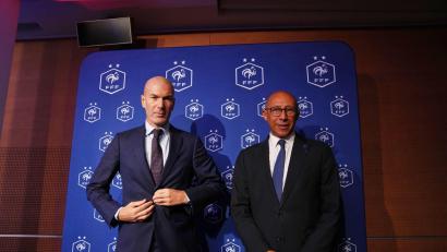 Bild: Aurelien Morissard/AP/dpa
Verbandspräsident Philippe Diallo präsentiert Zinedine Zidane als neuen Frankreich-Trainer