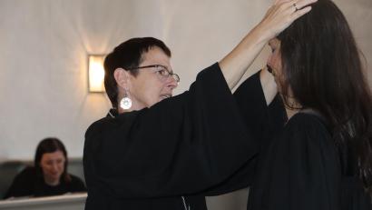 Bild: Rudi Gruber
Dekanin Ulrike Dittmar entbindet Pfarrerin Anja Matthalm in der Pfarrei St. Peter und Paul in Neukirchen von ihren Aufgaben.
