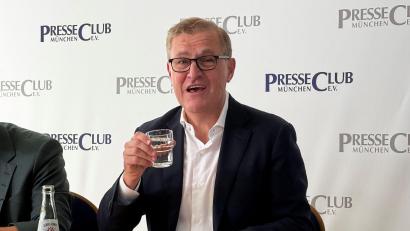 Bild: Christian Kunz/dpa
Erklärt Olise und Díaz für unverkäuflich: Bayern-Boss Dreesen.