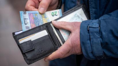 Bild: Sina Schuldt/dpa
Der Unfallverursacher drückte der Jugendlichen laut Polizei 20 Euro in die Hand und fuhr davon. (Symbolbild)