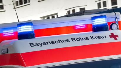 Bild: Peter Kneffel/dpa
Der Autofahrer wurde mit schweren Verletzungen ins Krankenhaus gebracht. (Archivbild)
