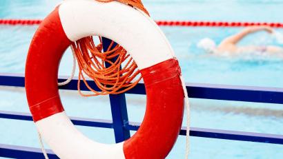 Symbolbild: Moritz Frankenberg/dpa
Nach einem Badeunfall im Freibad in Naila ist ein achtjähriger Junge verstorben. Ein Helferkreis sammelt nun Spenden für die Kosten der Beisetzung des Jungen und zur Unterstützung der Familie.