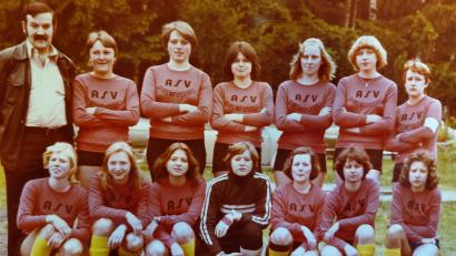 Repro: Konrad Rosner
Ein Mannschaftsbild aus dem Jahre 1977: Hockend von links Doris Gralla, Monika Schrott, Helga Putz, Angelika Tragl, Petra Gebhard, Karin Weber und Hildegard Walenta. Stehend von links Siegfried Gebhard, Isolde Appl, Monika Wegmann, Petra Pirkl, Anita Müller, Erika Zinnecker und Monika Stich.