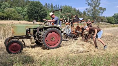 Bild: Gabriela Amann
Der Aktionstag „Alte Landtechnik im Einsatz“ im Oberpfälzer Freilandmuseum lockte am Sonntag viele Besucher an.