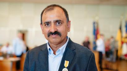 Bild: Uwe Anspach/dpa
Der Taxifahrer Muhammad Afzal ist mit der Rettungsmedaille des Landes Baden-Württemberg ausgezeichnet worden.