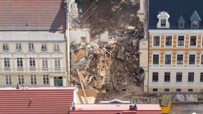Bild: Sebastian Kahnert/dpa
Nach dem Hauseinsturz ist Haftbefehl gegen zwei Männer erlassen worden. (Archivbild)