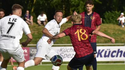Bild: Hans Mark
Florian Schlagenhaufer (Zweiter von links) und der 1. FC Schwarzenfeld empfangen am Mittwoch (19 Uhr) den TV Nabburg zum Nachholspiel.