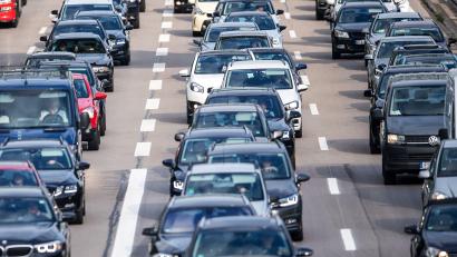 Symbolbild: Sina Schuldt
Am Dienstagnachmittag staute sich der Verkehr auf der A3 in Fahrtrichtung Passau. Grund war ein Unfall mit einem Gefahrgut-Lkw.