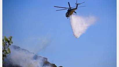 Bild: Michael Varaklas/AP/dpa
Der Wind ist so stark, dass die Löschflugzeuge und -hubschrauber die Löscharbeiten einstellen mussten. (Archivbild)