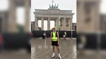 Bild: Sebastian Wölfl
Sebastian Wölfl am Ziel: Vor dem Brandenburger Tor ließ sich der Tirschenreuther nach seinem Ultralauf fotografieren.
