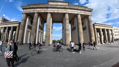 Bild: Thomas Mencel
Ein Gänsehaut-Moment für Thomas Mencel (Mitte) aus Kümmersbruck. Am Samstag, 25. Juli, startete er beim Nordkap-Rennen am Gardasee. An Tag 4 erreichte er Berlin. Jetzt geht es weiter in Richtung Schweden.