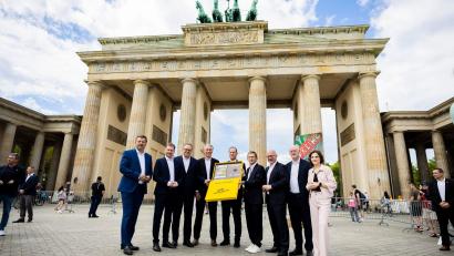 Bild: Christoph Soeder/dpa
Die Bewerbung um den Grand Départ 2029 wurde in Berlin übergeben.