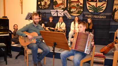 Archivbild: Peter Garreiss
Festanstellung oder Honorarvertrag? Die Arbeit von Lehrkräften an den Musikschulen des Landkreises Neustadt/WN ist sehr wichtig. In der Musikschule Moosbach werden aktuell rund 200 Kinder unterrichtet. Benedikt Scheidler (links) ist Leiter der Einrichtung.