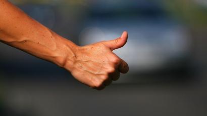 Bild: Arno Burgi/dpa-Zentralbild/dpa
Statt sich um den Pannenwagen zu kümmern, fuhren die beiden per Anhalter weiter. (Symbolbild)