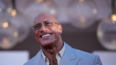 Bild: Alessandra Tarantino/Invision/AP/dpa
Dwayne Johnson spielt in den „Jumanji“-Neuauflagen eine Videospielfigur. (Archivbild)