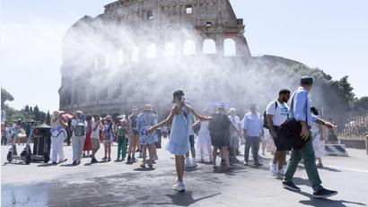 Bild: Matteo Nardone/IPA via ZUMA Press/dpa
Am Kolosseum gibt es durch Sprühnebel Abkühlung. (Archivbild)