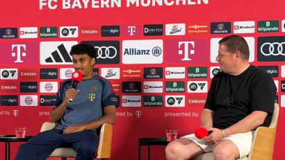 Bild: Christian Kunz/dpa
Sportvorstand Eberl (r) und Neuzugang Brown (l) sprechen über Bayern-Ziele.