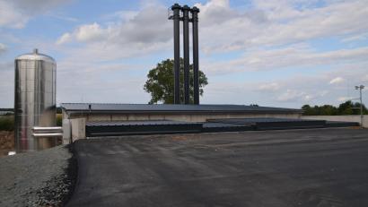 Bild: Arnold Koch
Als Teil der regenerativen Wärmeversorgung in Speichersdorfs Mitte und dem Wohnquartier am Laibacher Weg geht das Heizkraftwerk nahe dem FFW-Gerätehaus Speichersdorf bald in Betrieb