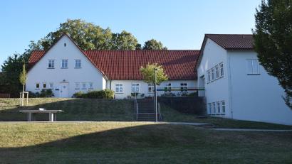Bild: Richard Braun
Das Schulhaus in Stulln bedarf dringend eine energetische Sanierung. Der Primärenergiebedarf liegt um das Dreifache über dem zulässigen Wert.