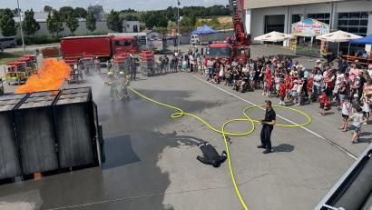 Bild: Michael Rubenbauer-Denz
Mit gespannten Blicken verfolgten die zahlreichen Besucher die Vorführungen in der "Flashbox". Gemeinsam gingen hier Einsatzkräfte der Feuerwehren Kemnath und Nepomuk vor.