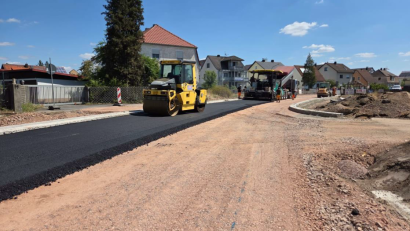 Bild: Staatliches Bauamt Amberg-Sulzbach  
Seit Mai laufen die Arbeiten an der Ortsumgehung Mantel, die Straße nach Hütten ist gesperrt. Während der Sommerferien ist die Straße aber einseitig befahrbar – in Richtung Mantel.