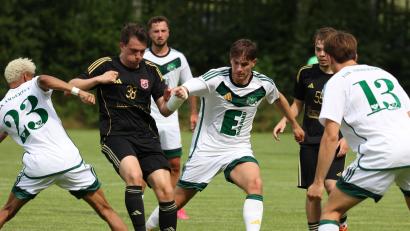 Archivbild: Dieter Jäschke 
Jonas Held (Mitte) versucht sich gleich gegen drei Gegenspieler durchzutanken. Dem SC Luhe-Wildenau wird der Mittelfeldspieler länger fehlen.