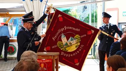 Bild: Oswald Zintl
Markus Schultes präsentiert die Vereinsfahne mit dem Bild der Kirche Mariä Heimsuchung.