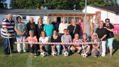 Archivbild: Petra Gebhard
50 Jahre nach der Gründung trafen sich die ehemaligen ASV-Fußballfrauen zu einem Nostalgietreffen am ASV-Gelände. Links der ehemalige Trainer, Siegfried Gebhard.