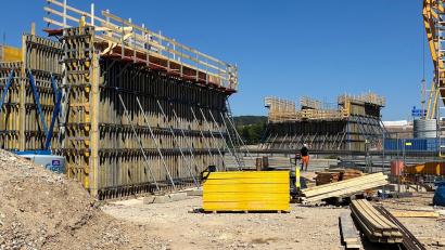 Bild: ihl
Die Arbeiten an den beiden Widerlagern laufen auf Hochtouren. Mit dem Betonieren des Bauwerks östlich der A93 soll nächste Woche begonnen werden.