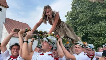 Bild: Jürgen Leißner
Hoch hinaus ging es in Niederärndt für das neue Oberkirwamoidl Katharina Kraus.