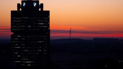 Bild: Sven Hoppe/dpa
BMW will seine weltweite Belegschaft um gut 5 Prozent verkleinern, Deutschland dürfte besonders betroffen sein. (Archivbild)