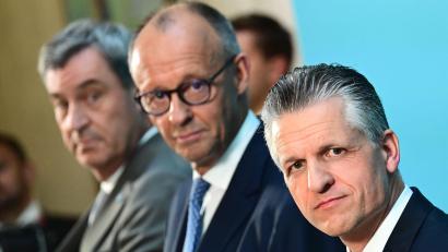 Bild: Sebastian Gollnow/dpa
Die Parteichefs und der von ihnen vorgeschlagene neue Fraktionschef.