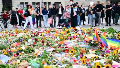 Bild: Sebastian Gollnow/dpa
Beim Terroranschlag am Berliner CSD wurde eine Frau getötet und zahlreiche Menschen verletzt.