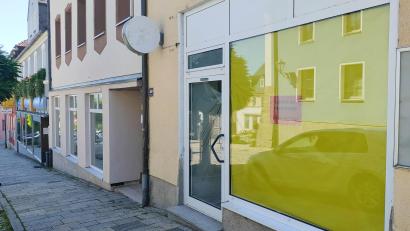 Bild: Lisa Sebald
Am Stadtberg in Eschenbach gibt es Leerstand. Zwei Schaufenster nebeneinander sind am Marienplatz leer. Das Traditionsgeschäft von Hubert Schmidt, das sich ebenfalls dort befindet, schließt und sucht einen Nachmieter.