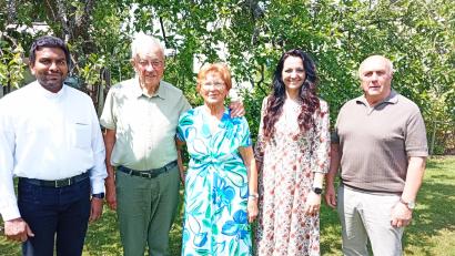 Bild: Oswald Zintl
Das Jubelpaar Brigitte und Josef Schraml nahm viele Glückwünsche entgegen, unter anderem von Pater Josef (links), Bürgermeisterin Margit Bayer und Seniorenbeauftragtem Gerhard Weber (Vierte und Fünfter von links).