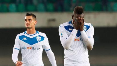 Bild: Simone Venezia/ANSA/AP/dpa
Auch Mario Balotelli (r) spielte einmal für Brescia Calcio. (Archivbild)