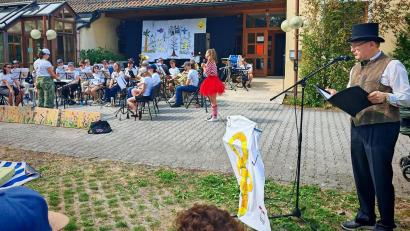 Bild: Martin Gerstmann
Erzähler Hans Fleischmann (rechts) schilderte die Erlebnisse der neugierigen Tara (Christina Wisnet), deren spannende Reise durch die Instrumenteninsel Melodica vom Musikzugorchester unter Leitung von Andrea Fleischmann musikalisch begleitet wurde.