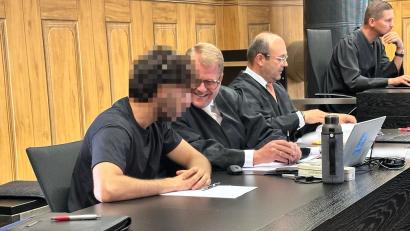 Bild: Stefanie Kraus
Im vergangenen Jahr soll ein Mann in Schwandorf mit einem Auto in den Außenbereich eines Dönerladens gefahren sein. Vor dem Landgericht Amberg muss sich der 28-Jährige seit Mittwoch unter anderem wegen versuchten Mordes verantworten.