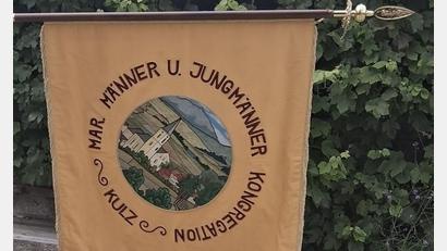 Bild: Annemarie Mösbauer
Auf der restaurierten Fahne der MMC Kulz ist die Expositurkirche Kulz abgebildet.