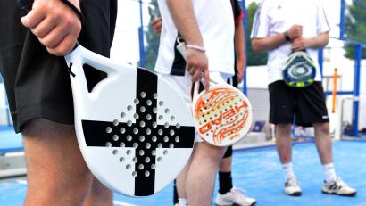 Bild: Britta Pedersen/dpa/dpa-tmn
Padel hat sich mittlerweile zu einer Trendsportart entwickelt. Auch in der Stadt Amberg und im Landkreis Amberg-Sulzbach.