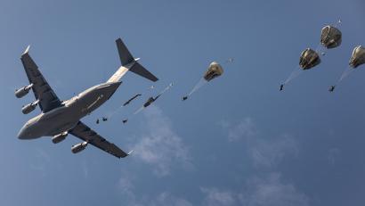Symbolbild: Cpl. Danielle Rayon
Auch Fallschirmjäger kommen zum Einsatz: Die US-Army übt im August und September mit einem Großaufgebot an Soldaten und Material in der gesamten Oberpfalz, teils auch nachts.