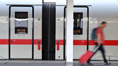 Bild: Peter Kneffel/dpa
Die Bahn ändert ihr Bonusprogramm. (Symbolbild)