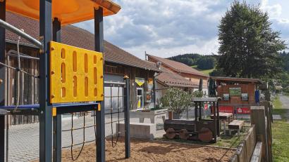 Bild: Gertraud Portner
Die Spielstraße der Vereinsgemeinschaft Pertolzhofen hält etliche Outdoor-Spielgeräte direkt am Bayerisch-Böhmischen Freundschaftsweg (rechts) parat. Neu ist seit Mitte Juli ein Beton-Tischkicker (Mitte).
