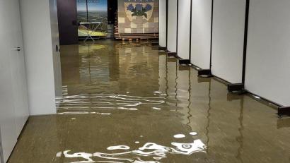 Bild: Landratsamt Deggendorf/dpa
Unbekannte haben den Keller des Landratsamtes Deggendorf unter Wasser gesetzt.