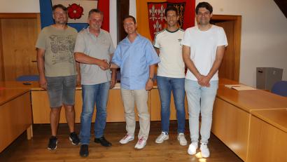 Bild: Heidi Franitza
Die Neuwahlen beim Grundschulverband Königstein-Hirschbach bestätigten Jörk Kaduk als Vorsitzenden und Hermann Mertel als Stellvertreter. Von links: Markus Arnold (Verbandsrat), Hermann Mertel (stellvertretender Verbandsvorsitzender), Jörk Kadiuk (Verbandsvorsitzender), Udo Hagerer (stellv. Verbandsrat), René Preißinger (Schulleiter).