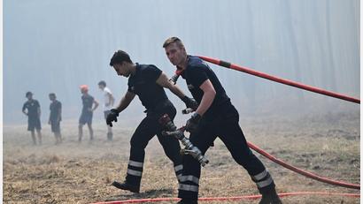 Bild: Emma Da Silva/AP/dpa
Die Feuerwehrleute in Frankreich sind bis zur vollkommenen Erschöpfung im Einsatz.