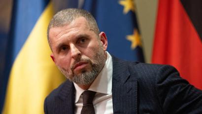 Bild: Hannes P. Albert/dpa
Der ukrainische Sportminister Matwij Bidny kündigt den Gang vor den Internationalen Sporgerichtshof an. (Archivbild)