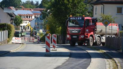 Bild: Josef Rosner
Derzeit laufen in der Wiesauer Straße von der Innenstadt bis zum Netto, Asphaltierungsarbeiten.