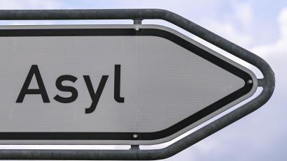 Bild: Patrick Pleul/dpa
KI soll künftig in Deutschland die Bearbeitung von Asyl-, Visum- und aufenthaltsrechtlichen Anträgen beschleunigen. (Symbolbild)