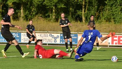 Bild: Hans Mark
Sebastian Zwack (rotes Trikot) trifft zum 1:0 für den TV Nabburg. Schwarzenfelds Torwart Stefan Seitz ist ohne Chance.